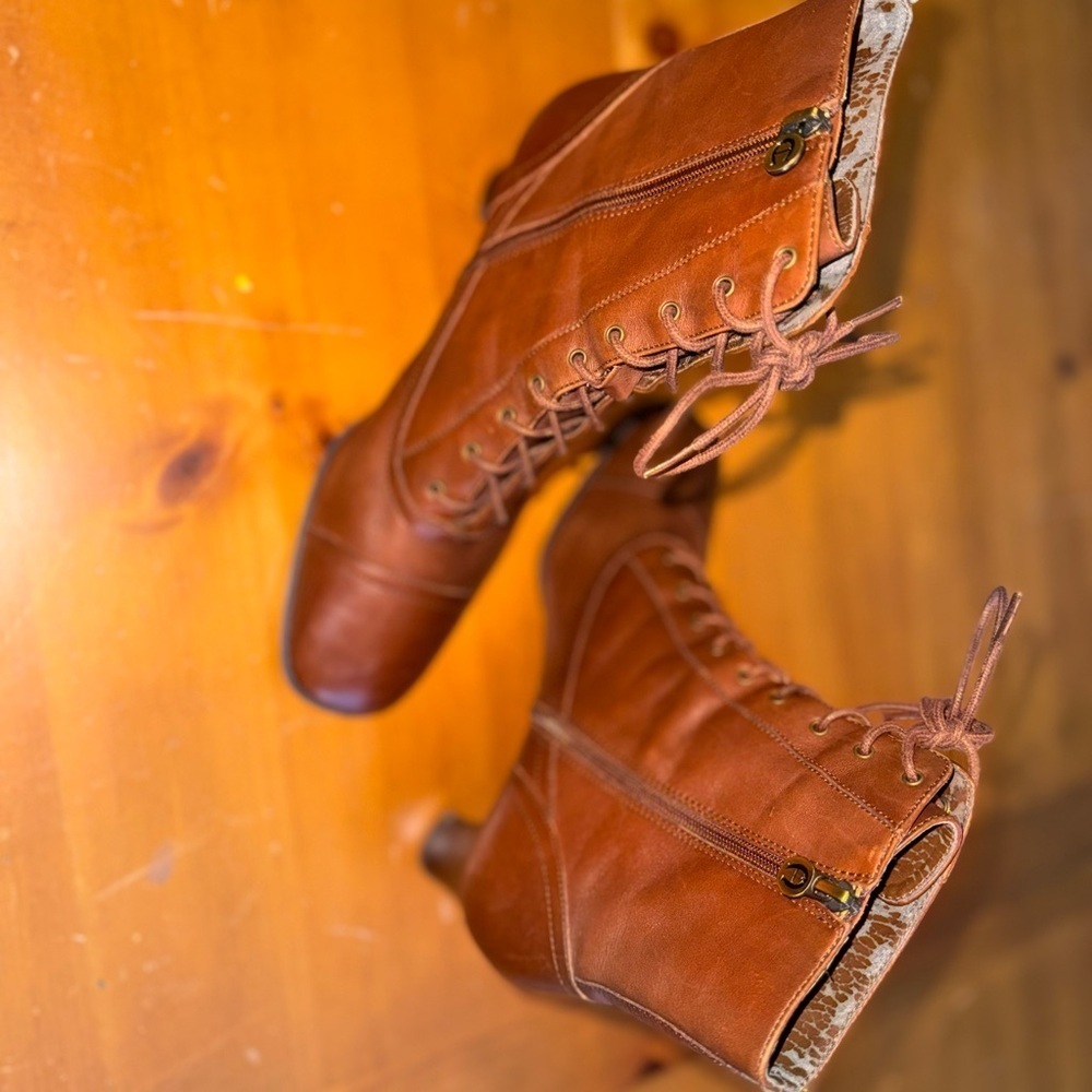 Etienne Aigner Brown Leather Tie Ankle Boots Womens 7.5 Victorian Cottagecore - Picture 4 of 9